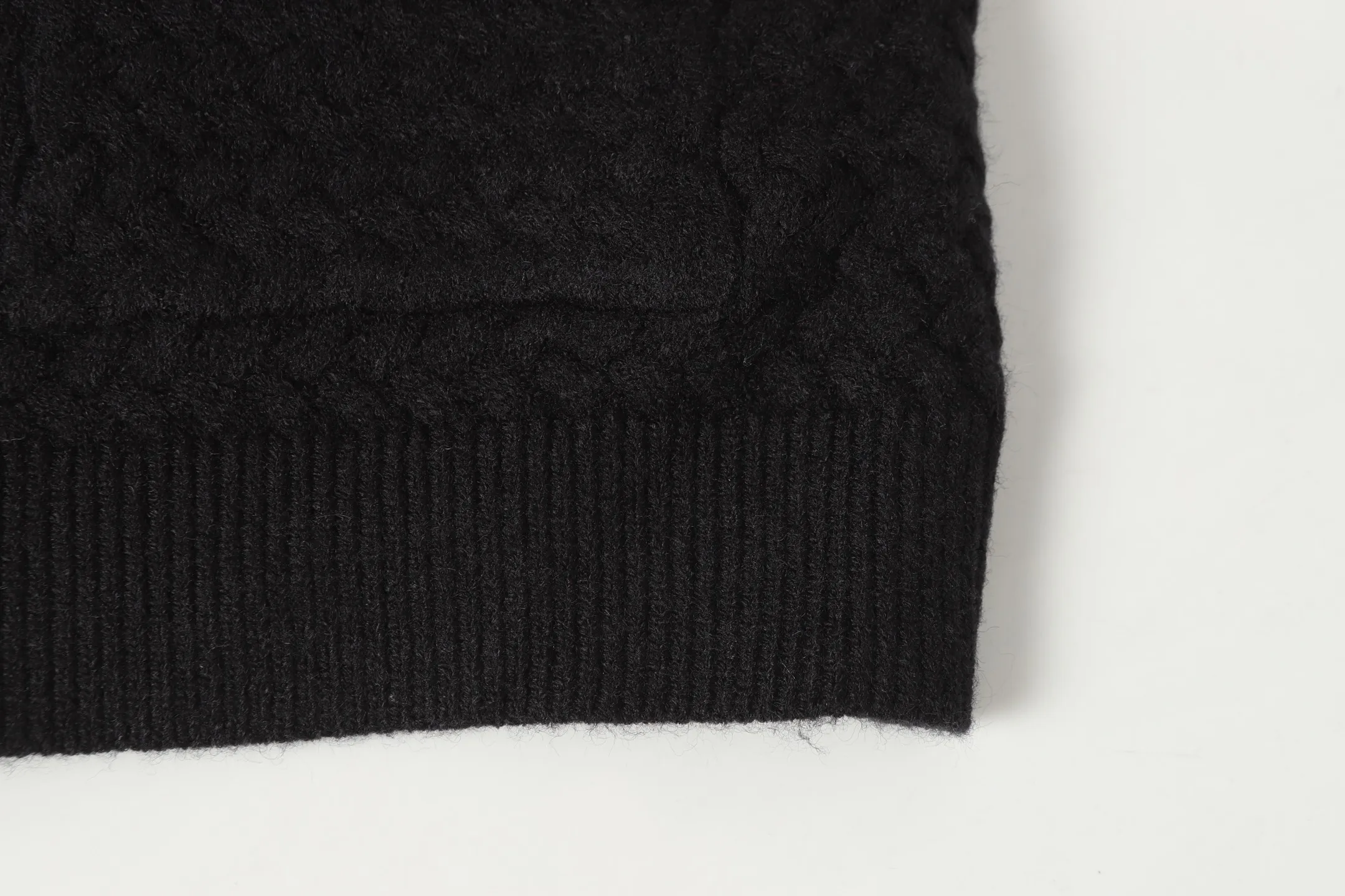 P300 #M904 - Chrome Hearts/Chrome Hearts Heavy Industry Sanskrit appliquéd embroidered cardigan knitted sweater - High weight, high density and high quality. The wool is soft, delicate and skin-friendly. It feels soft and silky. It has excellent warmth and skin-friendly properties. - Customized weaving and dyeing, no color difference. No matter the fabric or workmanship details, it is the ordinary version on the market. - Hardware zipper accessories are all customized, full of details -Colour: light gray black -Size: S M L XL